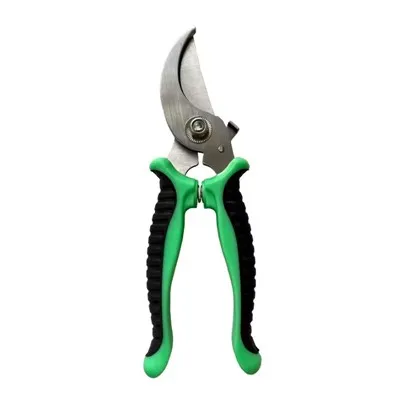 As tesouras de poda com cabo de plástico são mais acessíveis do que as com ca...
